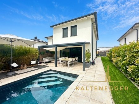 Modernes Familienidyll mit Pool und stilvollem Ambiente