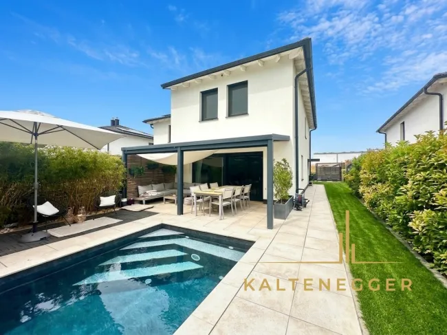 Modernes Familienidyll mit Pool und stilvollem Ambiente - Titelbild
