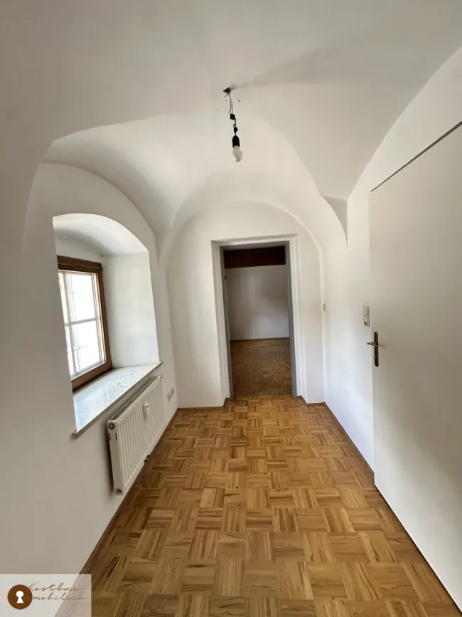 Charmante Zweizimmer Altbauwohnung mit historischem Flair und modernem Komfort im Herzen von St. Peter mit Parkplatz, zu vermieten! - Bild