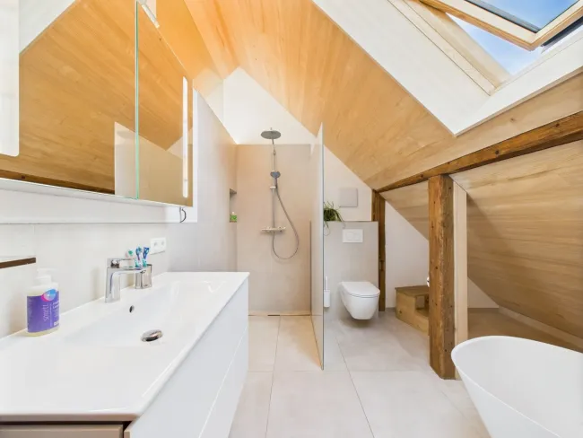 Badezimmer mit Badewanne und WC_DG