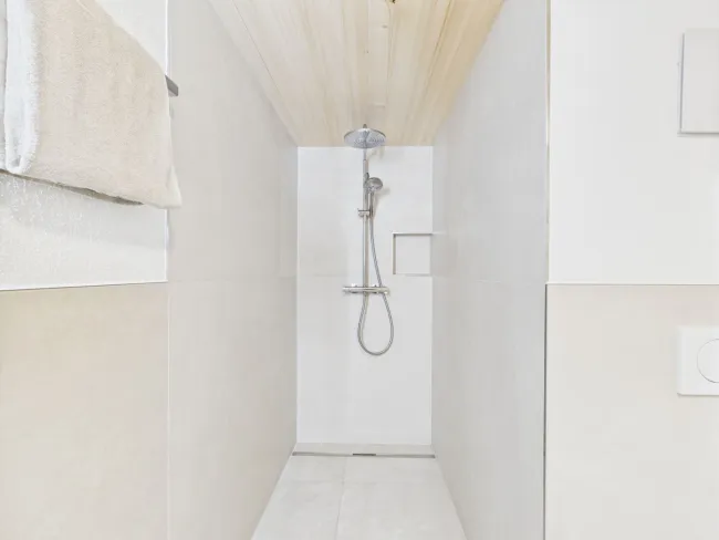 Badezimmer mit Dusche und WC OG
