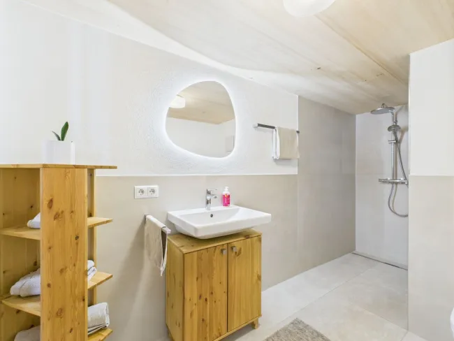 Badezimmer mit Dusche und WC OG