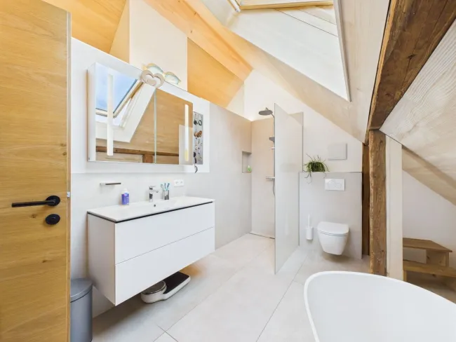 Badezimmer mit Badewanne und WC_DG