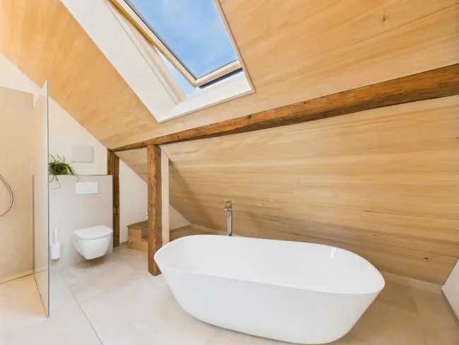 Badezimmer mit Badewanne und WC_DG