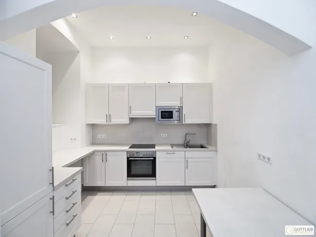Unbefristet und Bestlage nahe Hamerlingplatz! Liebevoll saniertes 2-Zimmer-Altbau-Büro mit Gartennutzung - Bild