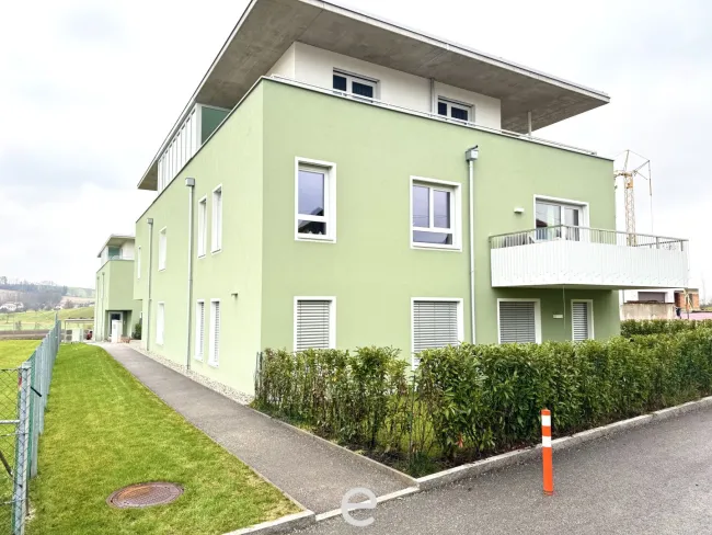 Traumhafte Gartenwohnung mit Carport mitten in Neukirchen/Lambach - Titelbild