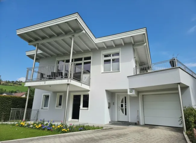Top-Angebot ! Modernes großes Familienhaus in Ruhelage - Titelbild