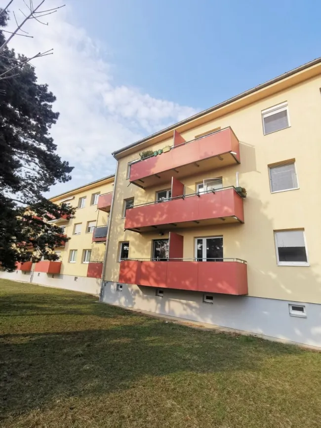 Charmante 2-Zi-Wohnung mit Südbalkon und Grünblick in Schwechat - Titelbild