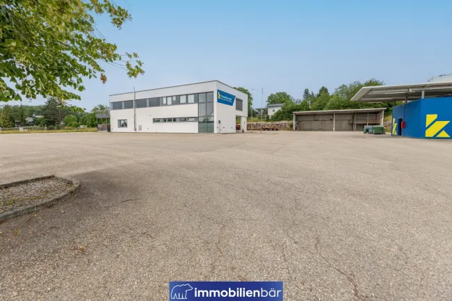 Premium Gewerbestandort bei Ried im Innkreis, maximale Sichtbarkeit inklusive - mit Büro, Werkstätte, Waschhalle, Tankstelle und riesigen Freiflächen - Bild