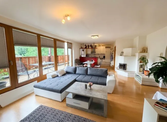 Großzügige 4-Zimmer-Wohnung mit Panoramabalkon, Kachelofen und Garage in Kaltenbach - Bild