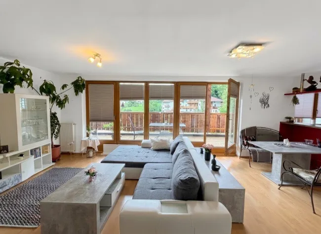 Großzügige 4-Zimmer-Wohnung mit Panoramabalkon, Kachelofen und Garage in Kaltenbach - Titelbild