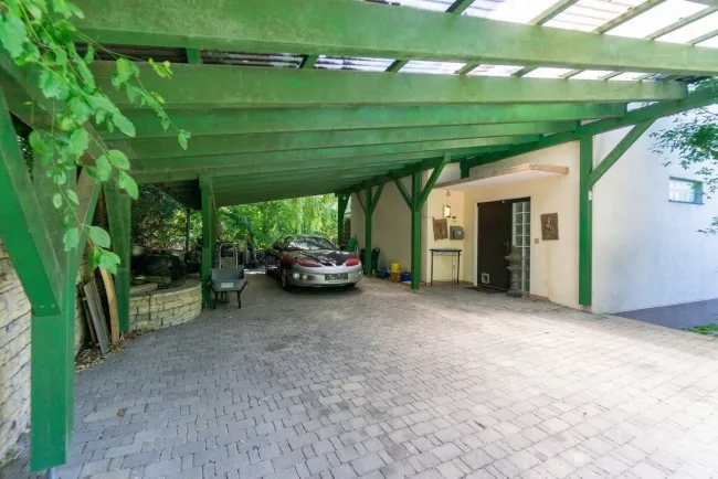 Carport und Hauseingang