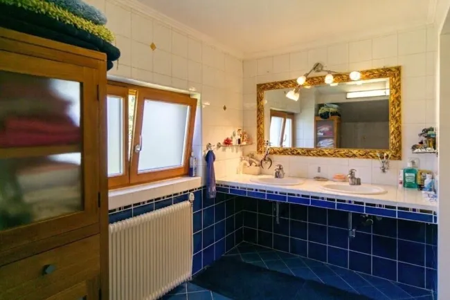 Badezimmer mit Doppelwaschtisch und Fenster