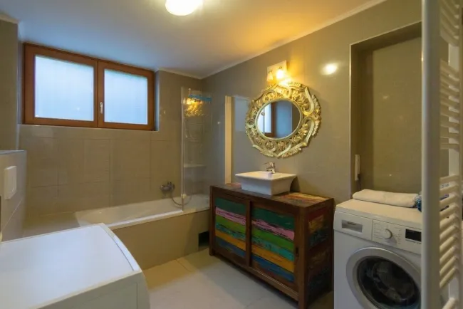 Badezimmer mit Wanne und WC