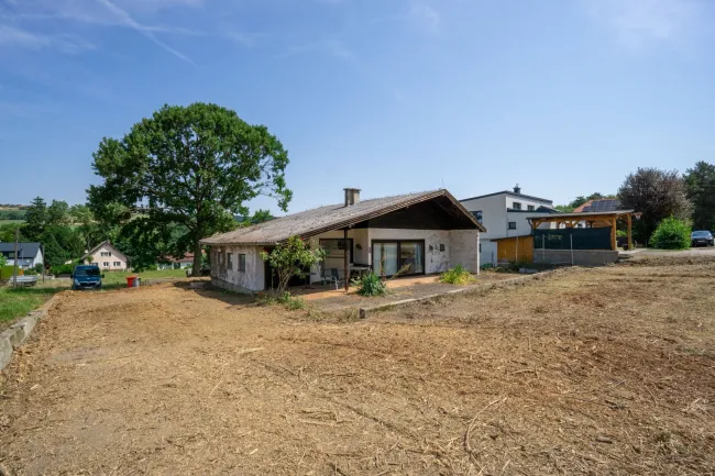 Kleines Einfamilienhaus auf 1.065 m² Baugrund mit Entwicklungspotenzial in Unter-Oberndorf - Bild