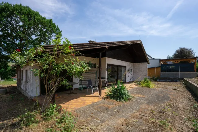 Kleines Einfamilienhaus auf 1.065 m² Baugrund mit Entwicklungspotenzial in Unter-Oberndorf - Titelbild