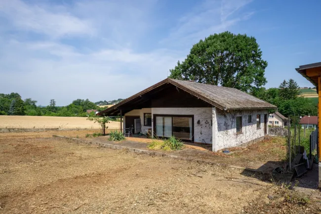 Kleines Einfamilienhaus auf 1.065 m² Baugrund mit Entwicklungspotenzial in Unter-Oberndorf - Bild