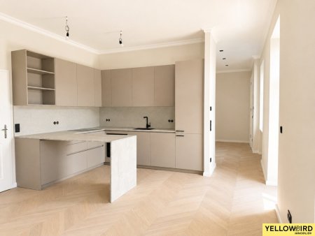 ERSTBEZUG I BALKON I TISCHLERKÜCHE I LIFT im Halbstock