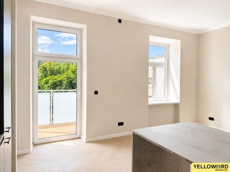 ERSTBEZUG I BALKON I TISCHLERKÜCHE I LIFT im Halbstock