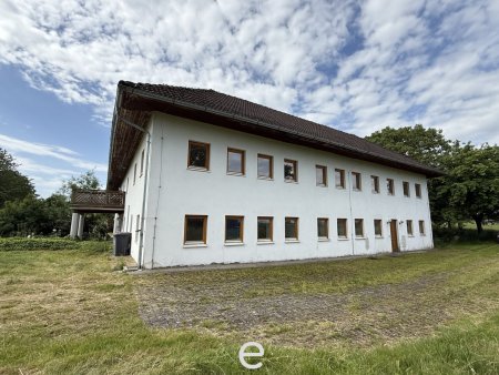 Vierkanthof in idyllischer Alleinlage