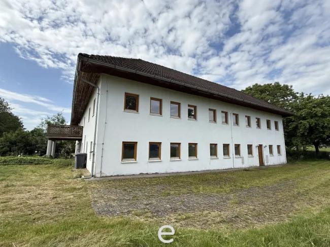 Vierkanthof in idyllischer Alleinlage - Bild