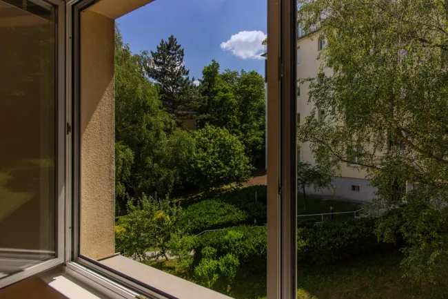 Erstbezug nach Sanierung: Fernblick mit Loggia & Garage - Bild