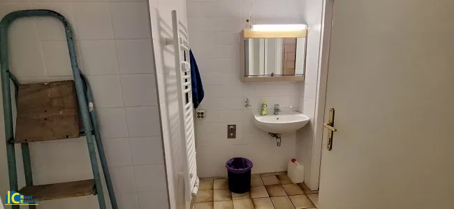 WC mit Handwaschbecken