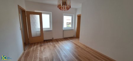 Wohn-Essbereich mit Zugang zum Schlafzimmer