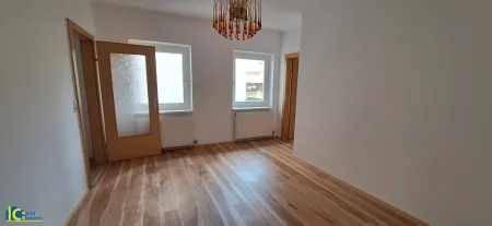 Wohn-Essbereich mit Zugang zum Schlafzimmer