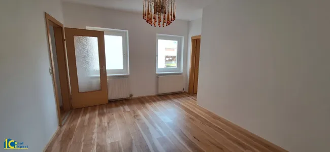 Wohn-Essbereich mit Zugang zum Schlafzimmer