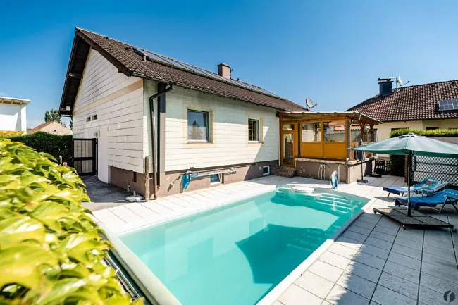 Garten mit Pool im Sommer
