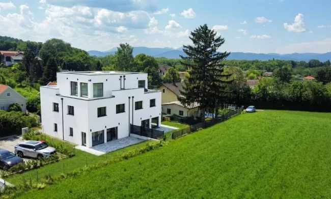 EXKLUSIVES WOHNEN MIT PANORAMABLICK - Moderne Doppelhaushälfte mit ca. 160 m² Wohnfläche • Nur 10 Minuten von Wiener Neustadt - Titelbild