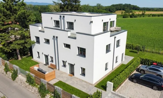 EXKLUSIVES WOHNEN MIT PANORAMABLICK - Moderne Doppelhaushälfte mit ca. 160 m² Wohnfläche • Nur 10 Minuten von Wiener Neustadt - Bild