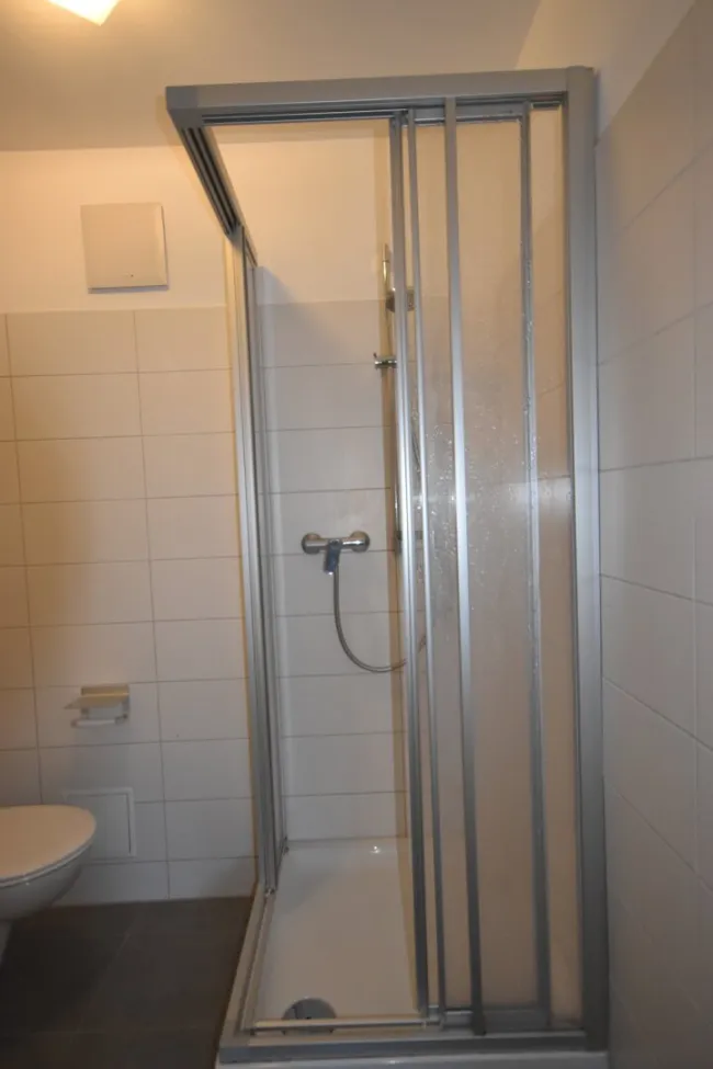 Badezimmer - Kleine gemütliche Garconniere mit Terrasse und Garten Miete Grödig Salzburg