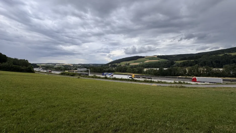 Top-Betriebsgrundstück mit ca. 10.500 m² direkt an der A1 Autobahnabfahrt Altlengbach - Titelbild
