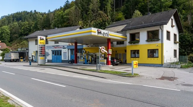 ENI Tankstelle | Trafik & Shop | Wohnhaus mit 2 Einheiten | Werkstatt & Carport | Gaming, NÖ - Titelbild