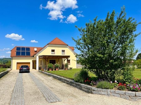 Traditionsweingut Kamptal | 8,5 ha Spitzenlagen | Seit 1776 | Moderner Edelstahlkeller | Elsarn im Straßertal, NÖ