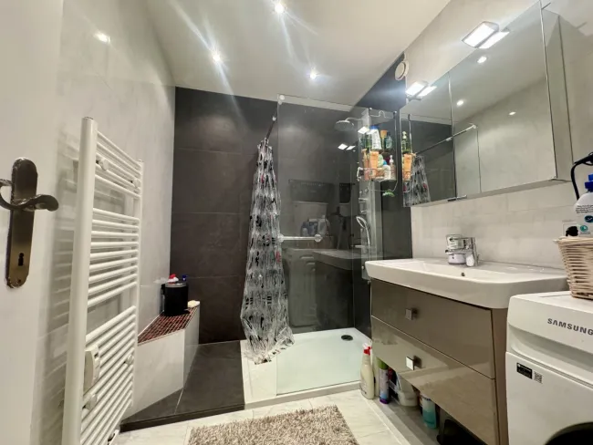 Wunderschöne 3 Zimmerwohnung mit extra Küche, Balkon und Einzelgarage - Nähe Schwimmbad in Hall in Tirol - Bild