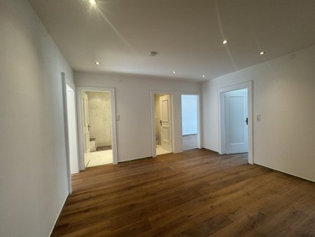 Wunderschöne 3 Zimmerwohnung mit extra Küche, Balkon und Einzelgarage - Nähe Schwimmbad in Hall in Tirol