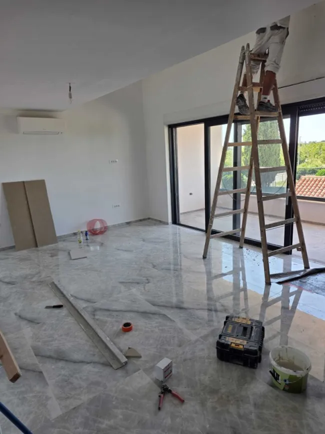 Große 4-Zi-Wohnung in Pula mit 2 Bädern, Terrasse, Klimaanlage – 335.000€! - Bild