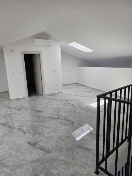 Große 4-Zi-Wohnung in Pula mit 2 Bädern, Terrasse, Klimaanlage – 335.000€!
