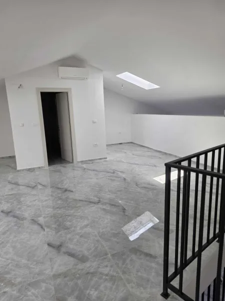 Große 4-Zi-Wohnung in Pula mit 2 Bädern, Terrasse, Klimaanlage – 335.000€!