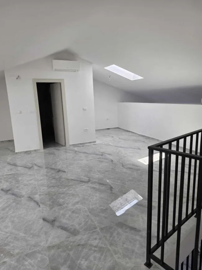Große 4-Zi-Wohnung in Pula mit 2 Bädern, Terrasse, Klimaanlage – 335.000€! - Bild