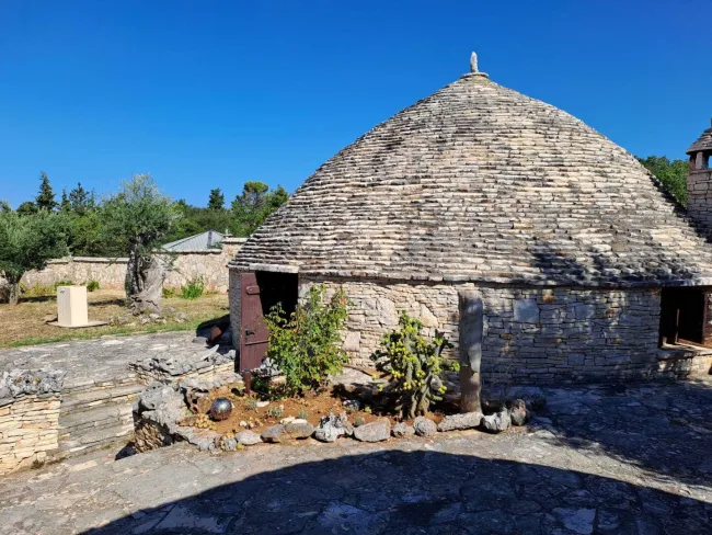 Charmantes Ferienhaus in Betiga, Kroatien – 3 Zimmer, Garten, Terrasse, Solar 100 Meter vom Meer entfernt - Bild