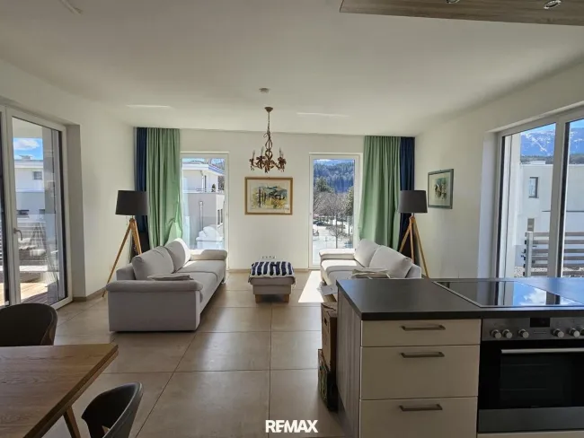 großzügiges Wohnzimmer