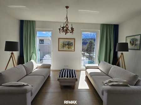 großzügiges Wohnzimmer