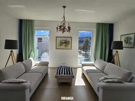 großzügiges Wohnzimmer