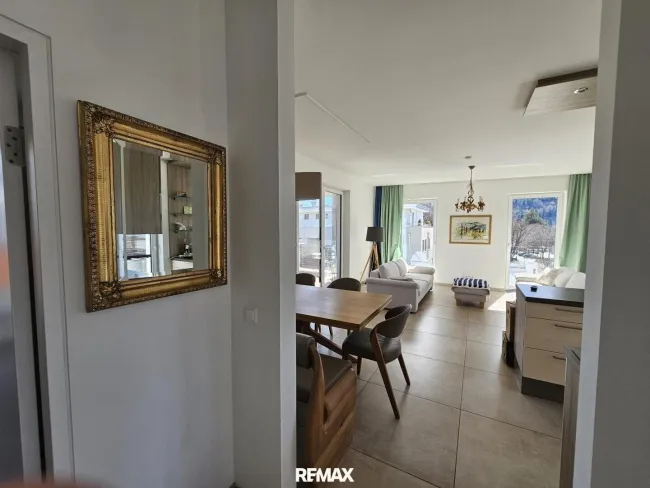 Blick vom Vorraum ins Wohnzimmer