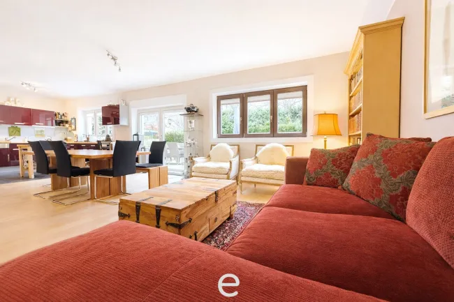 Stylische Doppelhaushälfte mit Dachterrasse, Garten und Doppelcarport in Gaaden - Bild