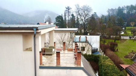 Stylische Doppelhaushälfte mit Dachterrasse, Garten und Doppelcarport in Gaaden